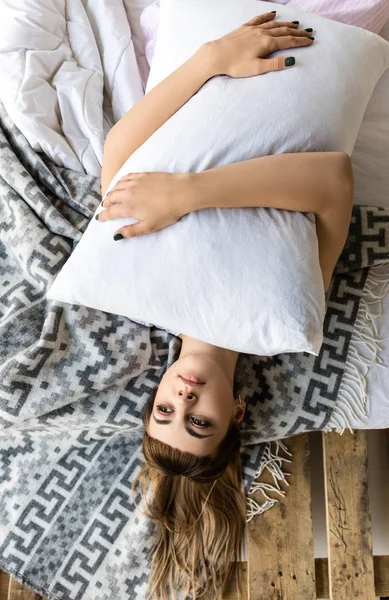 Overhead View Thoughtful Woman Hugging Pillow Looking Away — Free Stock Photo