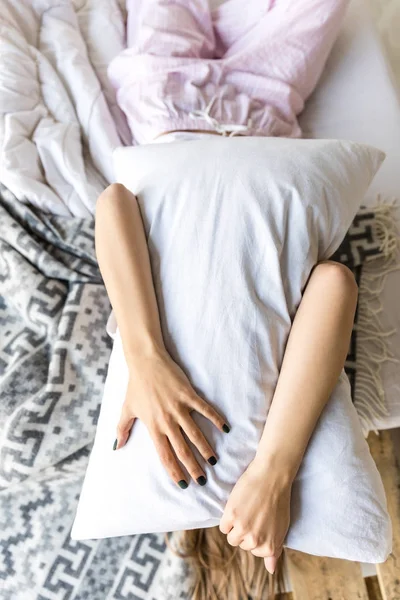 Visão Obscurecida Mulher Abraçando Travesseiro Enquanto Deitado Cama — Fotografia de Stock