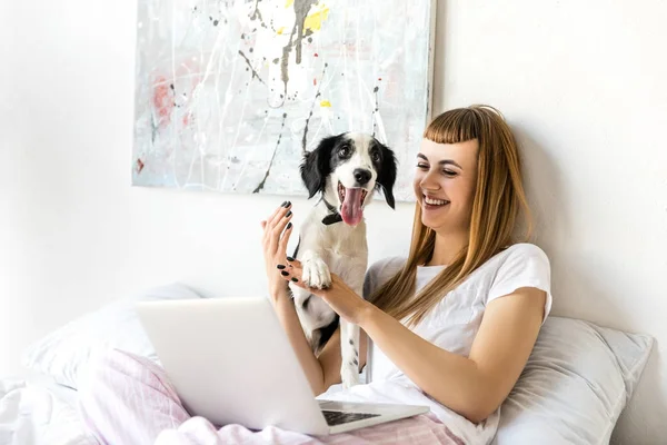 Retrato Mujer Feliz Jugando Con Cachorro Mañana Casa — Foto de Stock