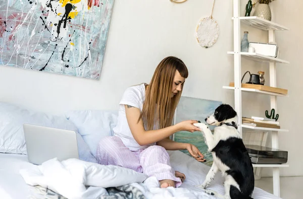 Muotokuva Nainen Pyjamassa Leikkii Koiranpennun Kanssa Aamulla Kotona — kuvapankkivalokuva