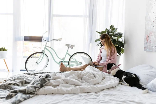 Mujer Joven Usando Ordenador Portátil Mañana Casa —  Fotos de Stock