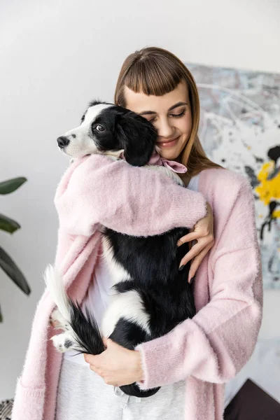 Retrato Mulher Sorridente Abraçando Cachorro Preto Branco — Fotografia de Stock Grátis