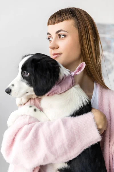 Retrato Mulher Sorridente Abraçando Cachorro Preto Branco — Fotos gratuitas