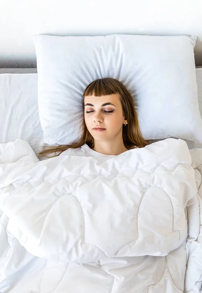 Overhead Pandangan Wanita Muda Tidur Tempat Tidur Pagi Hari Stok Gambar Bebas Royalti