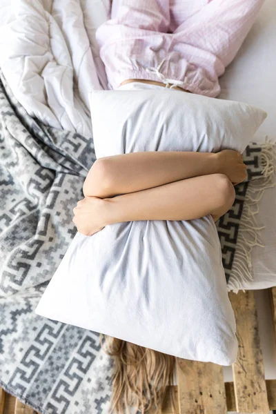 Κρυμμένη Άποψη Της Γυναίκας Που Αγκαλιάζει Μαξιλάρι Ξαπλωμένοι Στο Κρεβάτι Royalty Free Φωτογραφίες Αρχείου