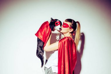 kadın köpek yavrusu süper kahraman kostümü içinde öpüşme yan görünüm