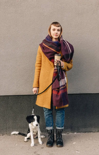 Eftertänksam Kvinna Snygg Jacka Med Valp Hund Bly Stående Gatan — Stockfoto