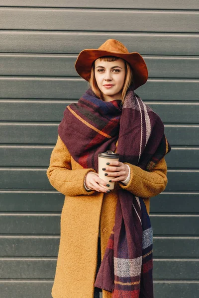Portrait Femme Séduisante Veste Automne Chapeau Avec Café Pour Aller — Photo
