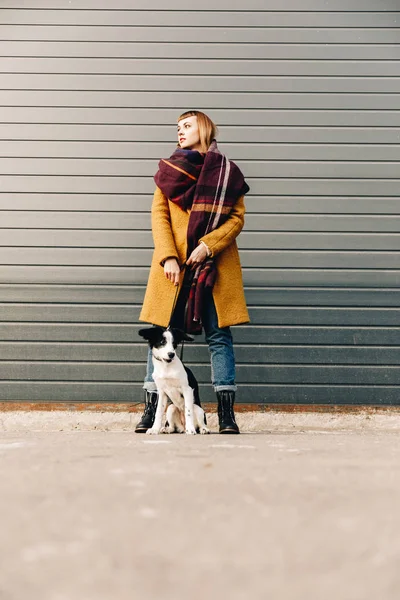 Modieuze Vrouw Met Puppy Hond Lood Staande Straat — Gratis stockfoto