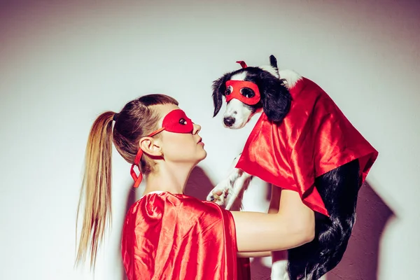 Samping Melihat Wanita Muda Dan Anak Anjing Dalam Kostum Superhero — Stok Foto