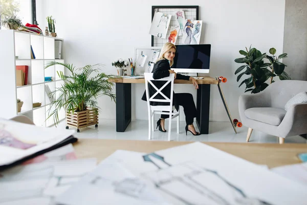 Diseñador de moda en el lugar de trabajo - foto de stock