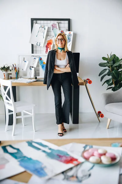 Junge Modedesignerin am Arbeitsplatz — Stockfoto