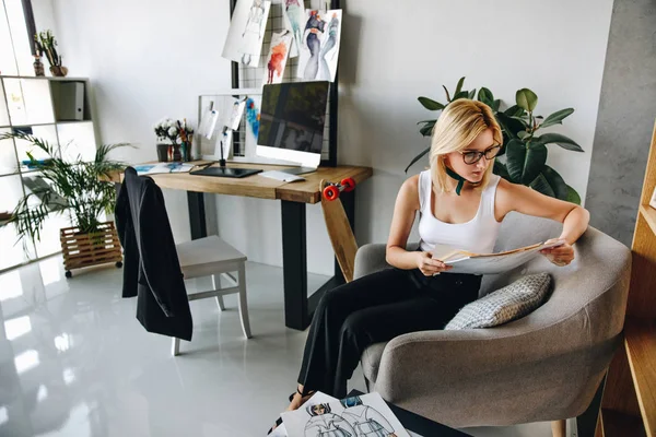 Diseñador de moda joven con bocetos - foto de stock