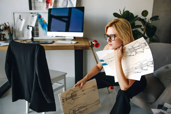 Jeune créateur de mode avec des croquis — Photo de stock