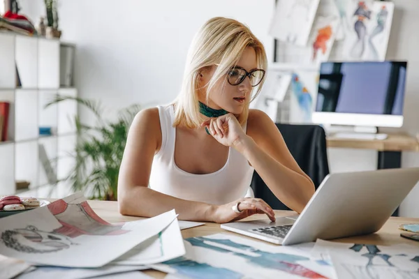 Modedesignerin mit Laptop — Stockfoto