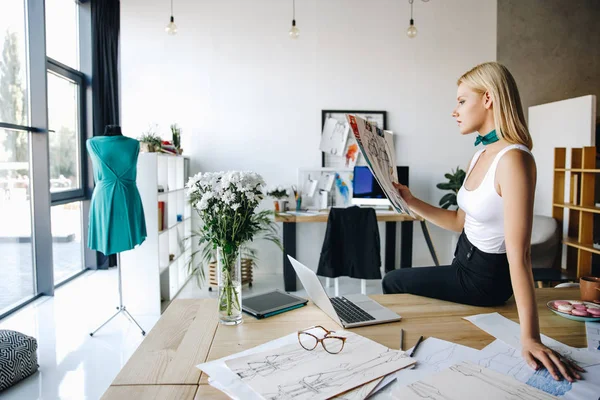 Diseñador de moda joven con bocetos - foto de stock