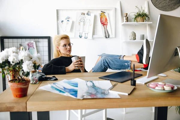 Créateur de mode boire du café — Photo de stock