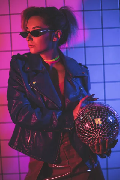 Menina com bola de discoteca — Fotografia de Stock