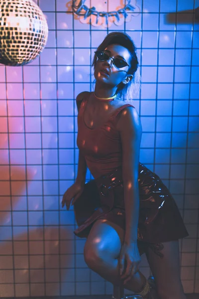 Chica en gafas de sol en fiesta disco - foto de stock