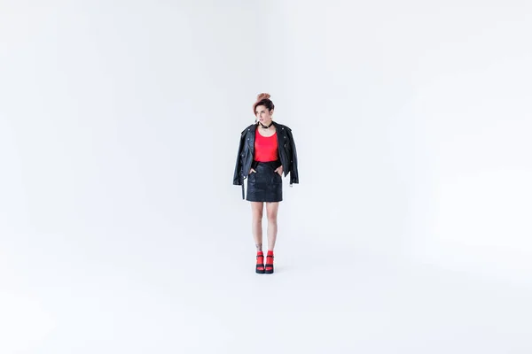 Menina posando em jaqueta de couro — Fotografia de Stock