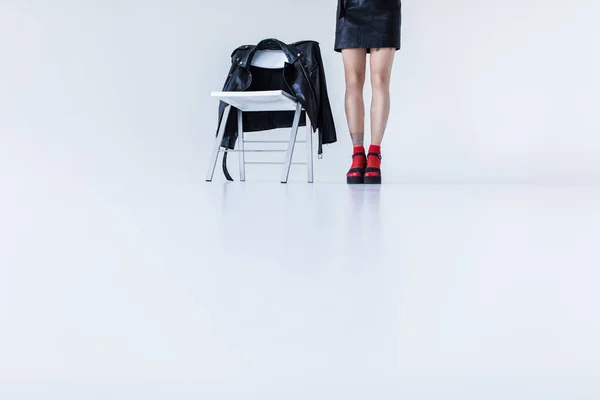 Ragazza alla moda in piedi sulla sedia — Foto stock