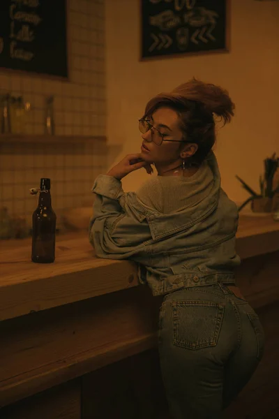 Fille sensuelle avec de la bière — Photo de stock