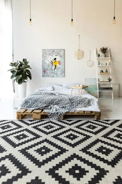 Leeres Schlafzimmer mit Holztablett und Frühstück auf dem Bett — Stockfoto