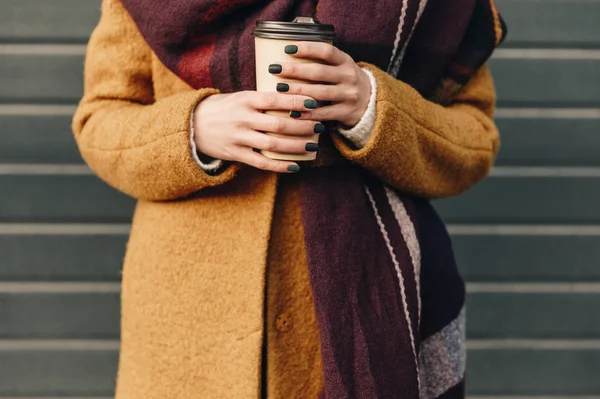 Tiro cortado de mulher no outono jaqueta segurando café para ir em mãos — Fotografia de Stock