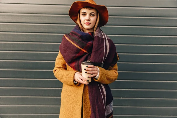 Ritratto di donna pensierosa in giacca autunnale con caffè per andare in strada — Foto stock