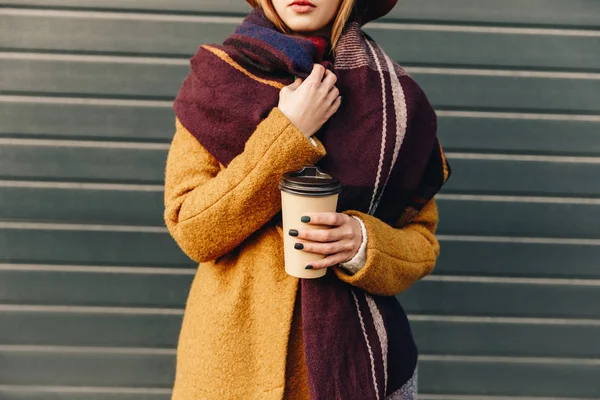 Vue partielle de la femme en veste d'automne et chapeau avec café pour aller de pair — Stock Photo
