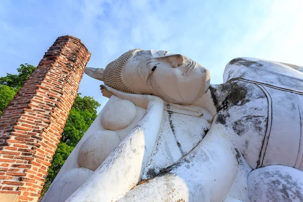 Tay büyük Buda uzanmış 