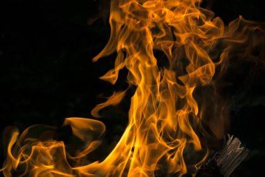 Koyu arka plan üzerinde izole şenlik ateşi