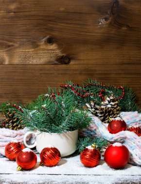 Köknar ağacı dalı ve yeni yıl oyuncaklar snowly ahşap zemin üzerine Kupası dikey resim