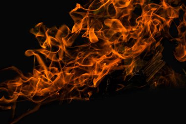 Koyu arka plan üzerinde büyük alev