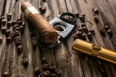 Puro ile kahve çekirdekleri ve kaba ahşap çakmakta Close-Up