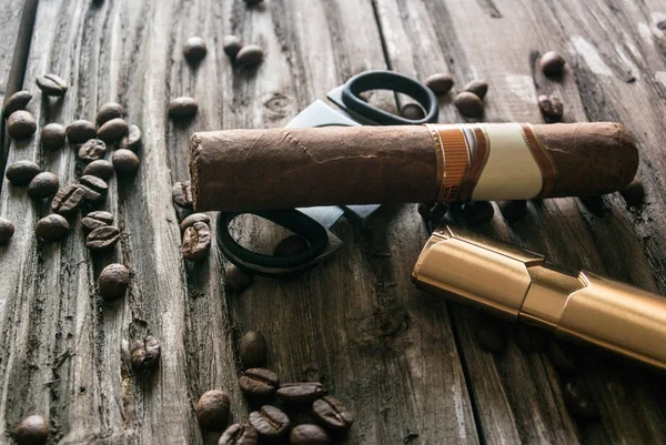 Närbild Cigarr Med Kaffebönor Ljusare Och Giljotinen Grov Ved — Stockfoto