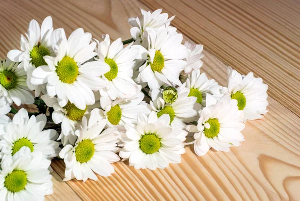 Strauß Weißer Blumen Auf Dem Hölzernen Hintergrund — Stockfoto