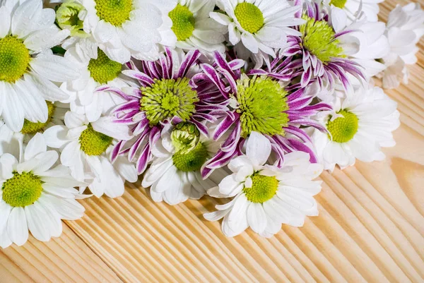 Ramo Flores Primer Plano Sobre Fondo Madera — Foto de Stock