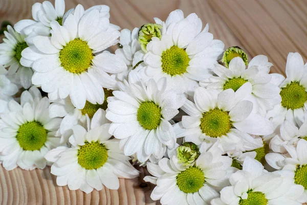 Nahaufnahme Strauß Weißer Blumen Auf Dem Hintergrund Von Holz — Stockfoto