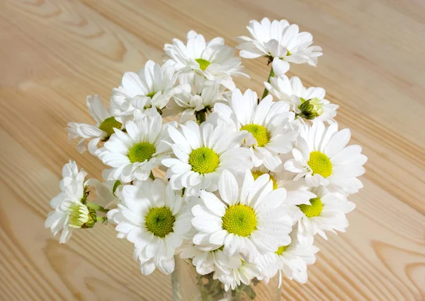 Strauß Weißer Blumen Auf Dem Hintergrund Von Holz — Stockfoto