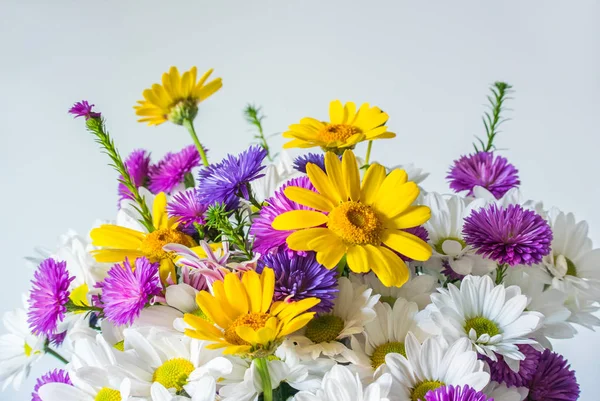 Ramo Flores Sobre Fondo Gris Aislado —  Fotos de Stock