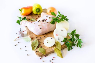 Tavuk budu ve sebze, maydanoz ve karabiber kesme tahtası üzerinde natürmort. Beyaz izole