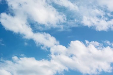 Mavi gökyüzünde güzel beyaz bulutlar fotoğrafı