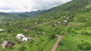 Yerleşim ve yakındaki dağların Panoraması