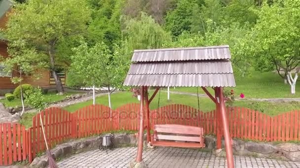Деревянный подвесный качели — стоковое видео