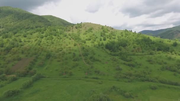 Yeşiller içinde dağ başında Panoraması — Stok video