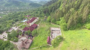 Forest yakınındaki dağlarda turistik kompleks