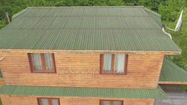 Bir turistik kompleks topraklarında ahşap daire