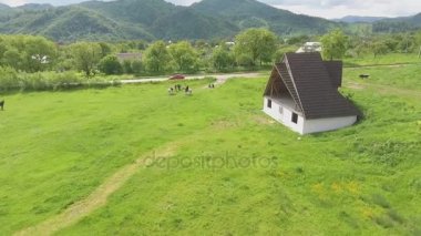 Ata biner gibi turist ve yaya turist yürüyüş