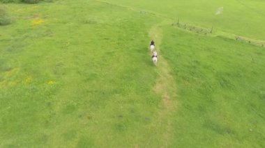 Ata biner gibi bir çift yürüyüş